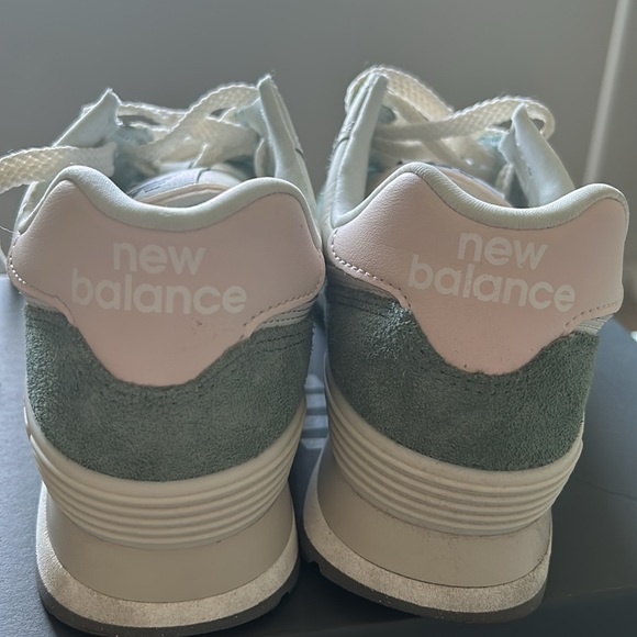 Women’s New Balance 574 - Picture 4 of 4